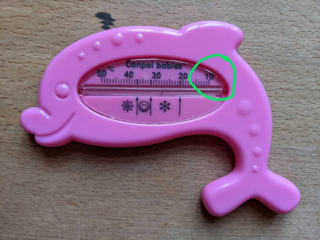 Ein Wassertemperaturmessgerät in der Farbe rosa, welches die Form eines Delphin hat