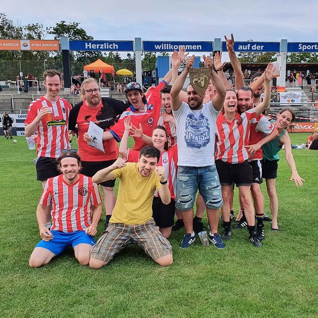 Spieler*innen des FKR beim Sieger*innen-Foto auf em Spielfeld