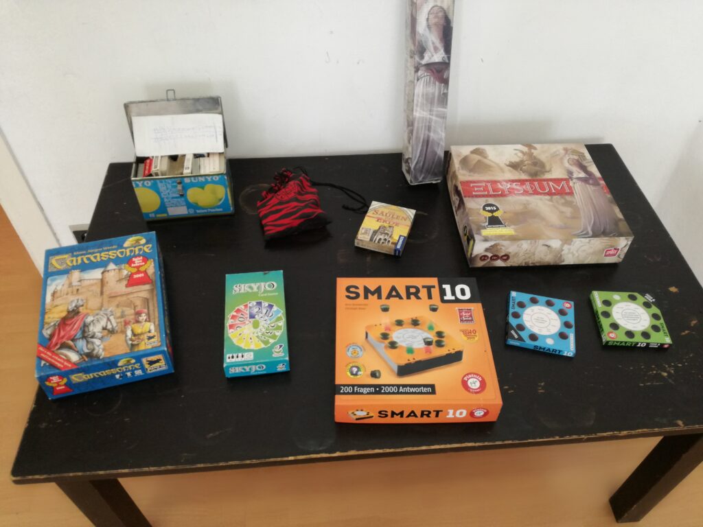 Ein Tisch mit diversen Brett- und Kartenspielen.