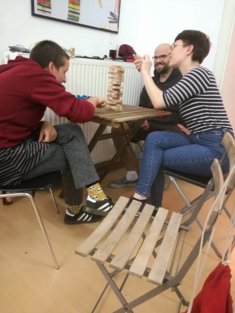 Menschen spielen Jenga Extreme.