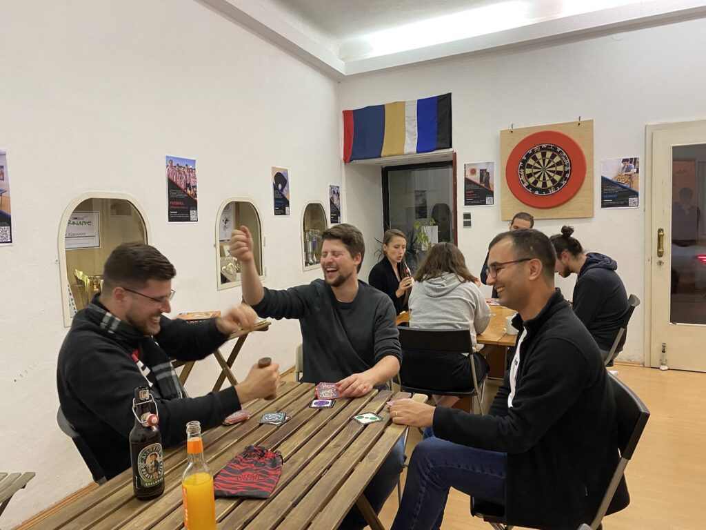 Spaß bei Jungle Speed zu dritt.