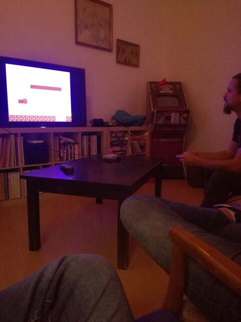 Im Wohnzimmer wird Super Mario gespielt