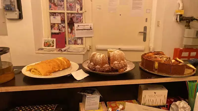 Einige der Kuchen auf der Theke.