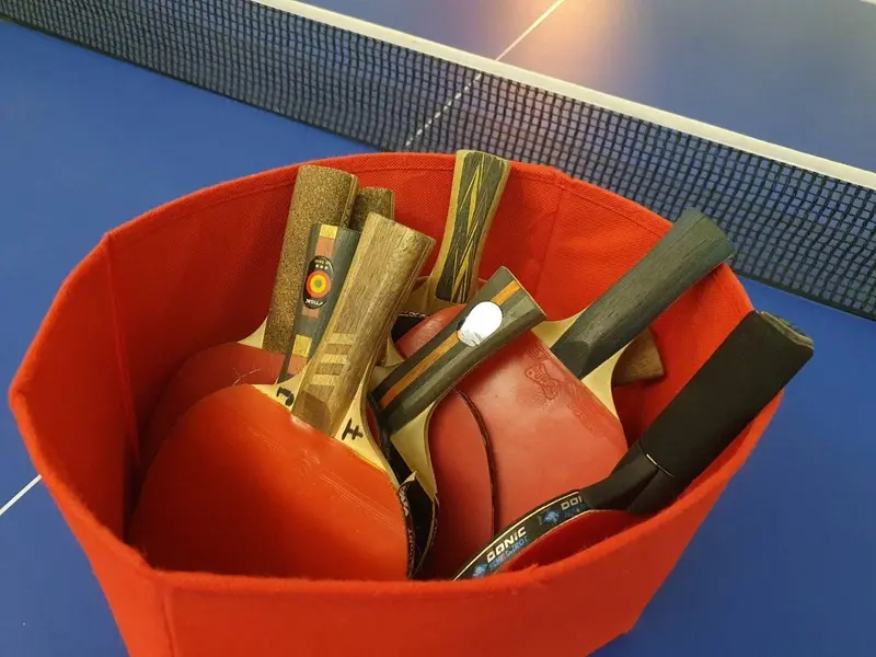 Der rote Korb mit einigen der Tischtennisschlägern.